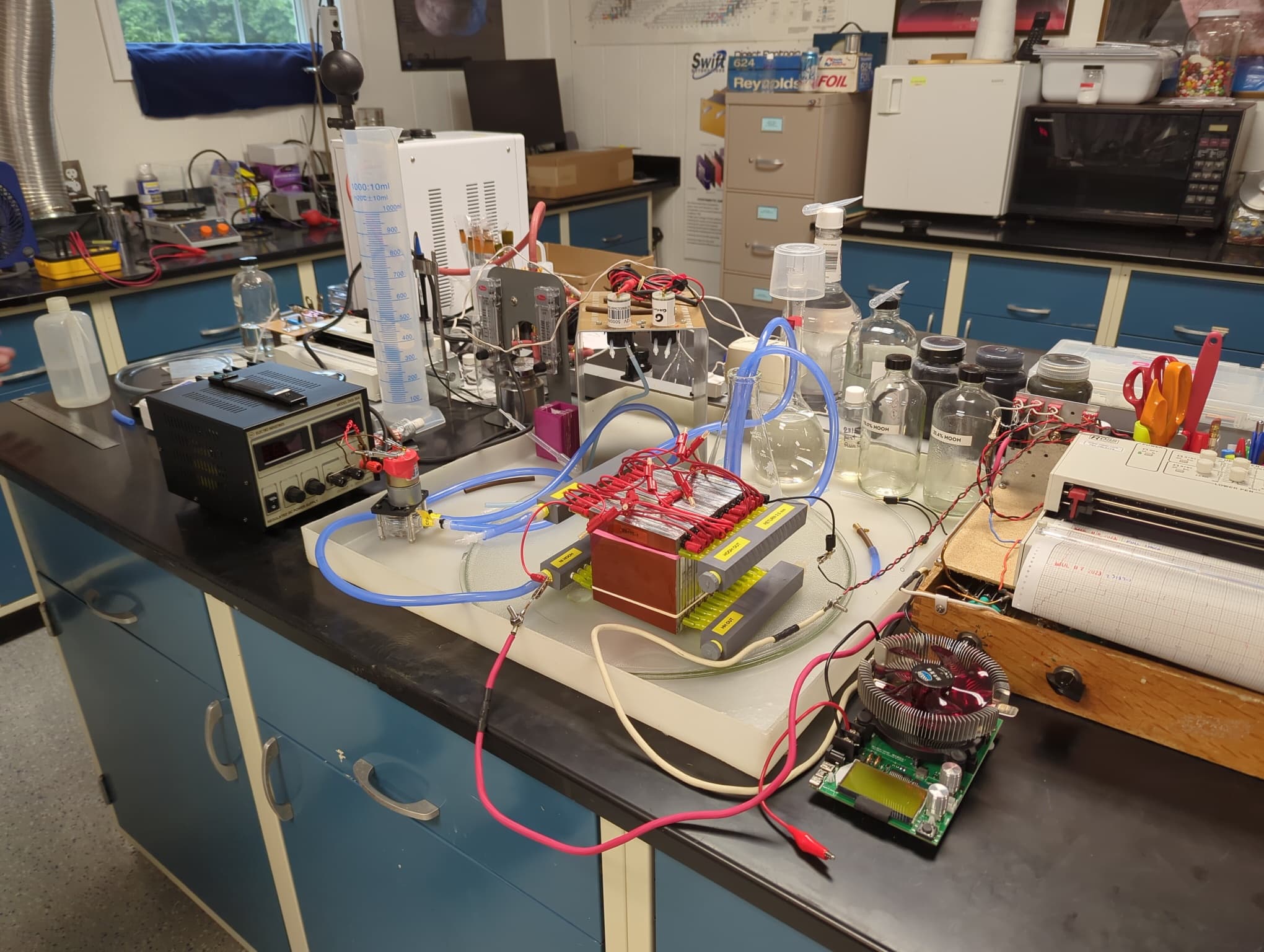 Beaker with liquid and tubes coming out of it feeding into a computer monitor